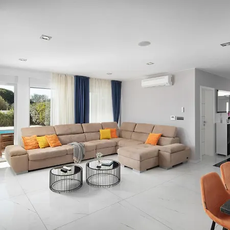 4 Bedroom Beautiful In Vakantiehuis Banjole