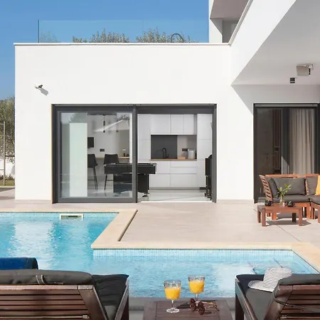 Vakantiehuis 4 Bedroom Beautiful In